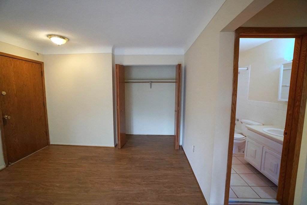 Granite Flats Apartments, 316 Larpenteur Ave E, East St. Paul, MN